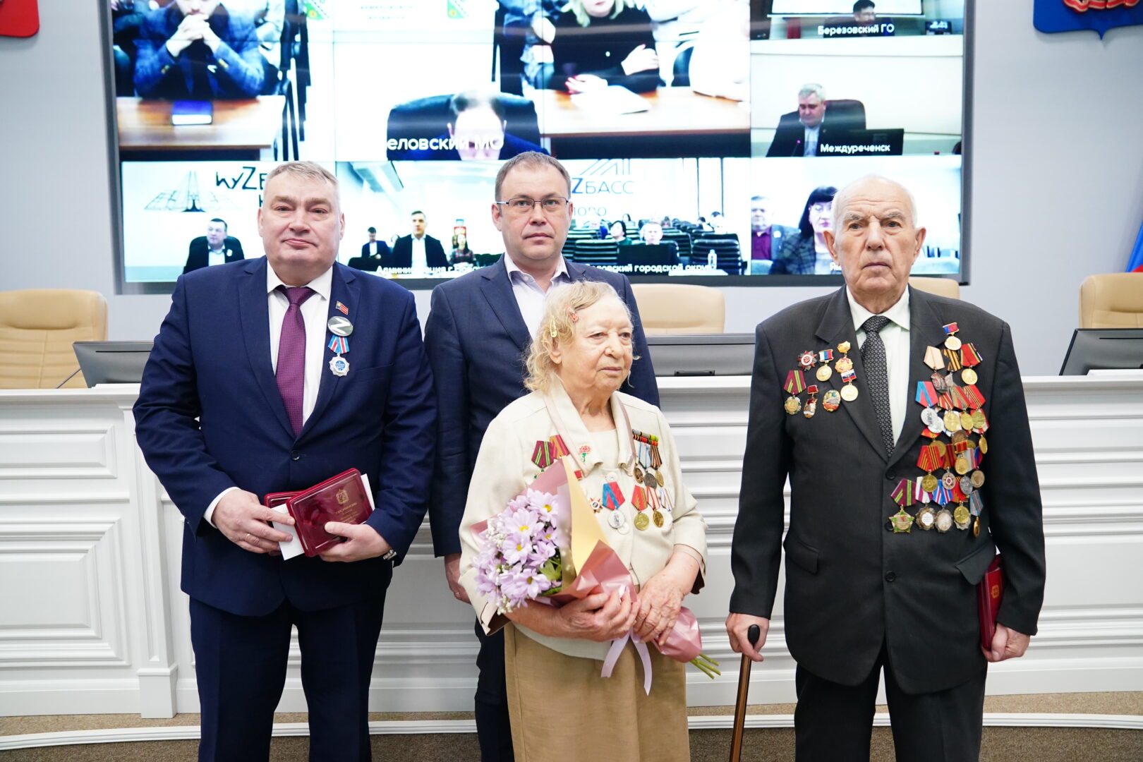 «С глубоким уважением»: ветеранам КуZбасса вручили медаль Масалова