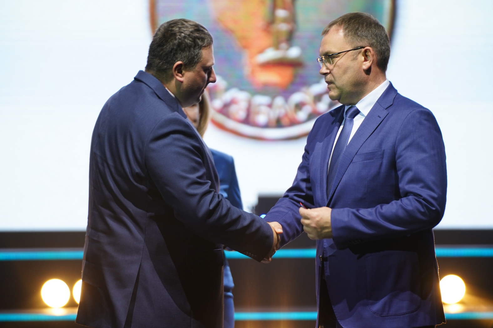 Илья Середюк поздравил работников дорожного хозяйства Кузбасса с профессиональным праздником Илья Середюк поздравил работников дорожного хозяйства Кузбасса с профессиональным праздником