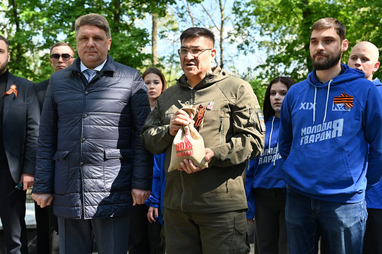 В Кузбасс накануне 80-летия Победы доставлена земля с воинских захоронений из Орловской и Ростовской областей