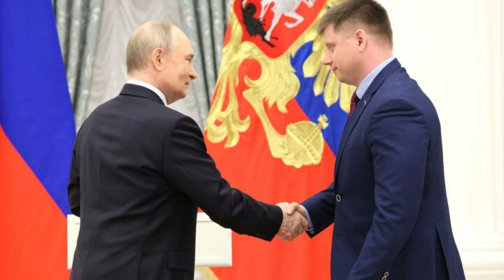 Владимир Путин вручил Золотую Звезду Героя России космонавту из Кузбасса