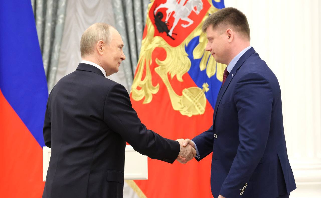 Владимир Путин вручил Золотую Звезду Героя России космонавту из Кузбасса