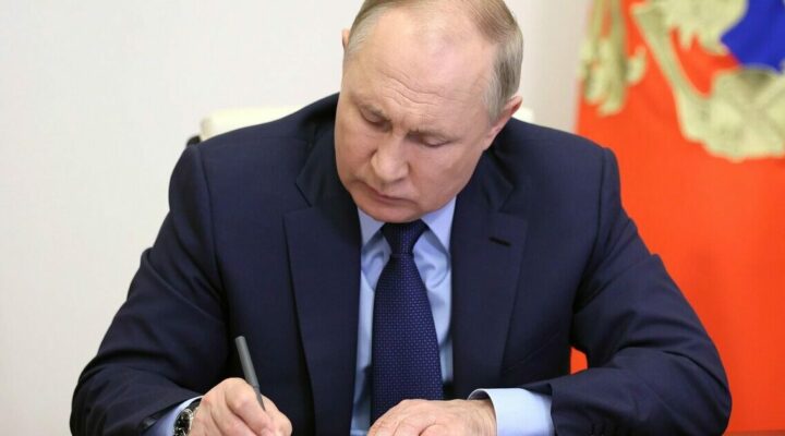 Четверо кузбассовцев отмечены почетными грамотами и благодарностями президента РФ