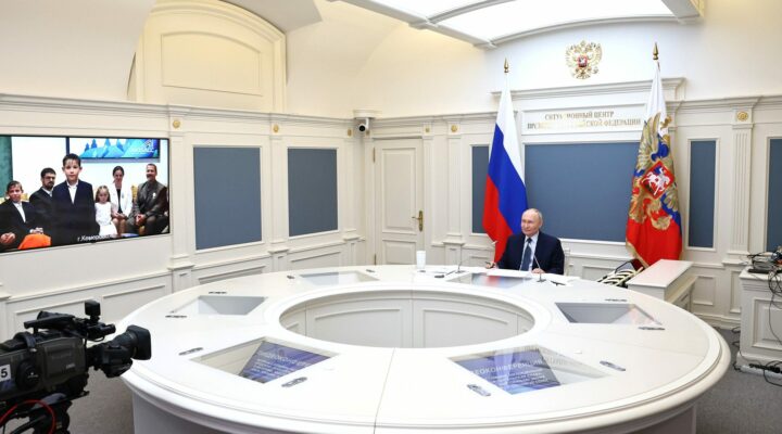 Президент России пообщался с многодетной семьей из Кузбасса