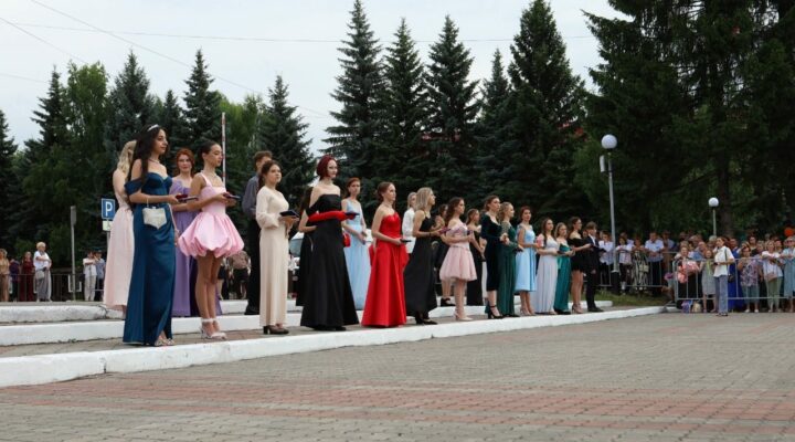 Для 9 265 кузбасских одиннадцатиклассников проходят выпускные балы