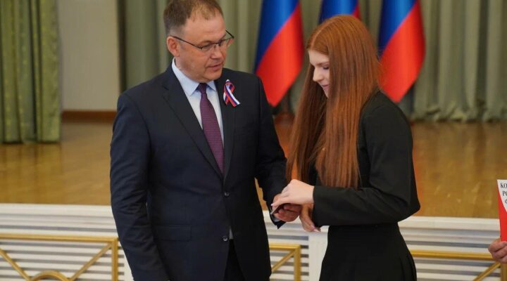 Губернатор Кузбасса вручил юным талантам первые в их жизни паспорта