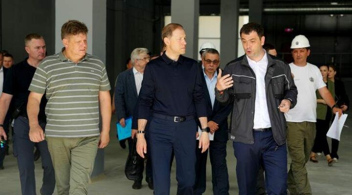 Анатолий Серышев посетил предприятия оборонно-промышленного комплекса Алтайского края