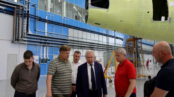 Анатолий Серышев ознакомился с процессом сборки пассажирского авиалайнера МС-21 на Иркутском авиационном заводе