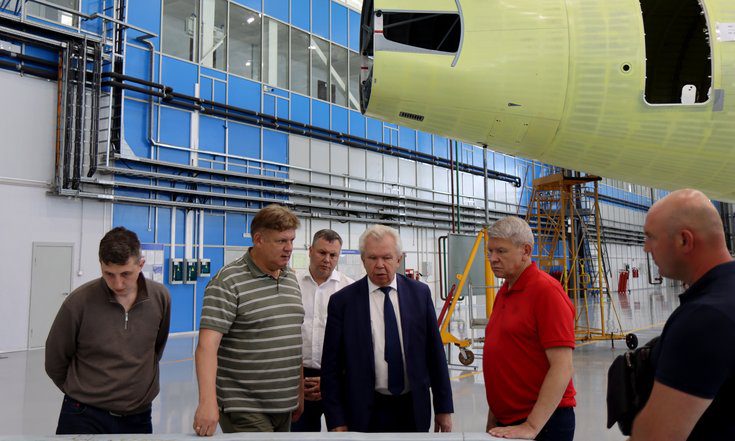 Анатолий Серышев ознакомился с процессом сборки пассажирского авиалайнера МС-21 на Иркутском авиационном заводе