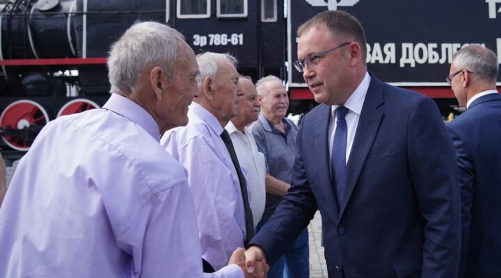 Труженики стальных магистралей: кузбасским железнодорожникам вручили награды в честь профессионального праздника