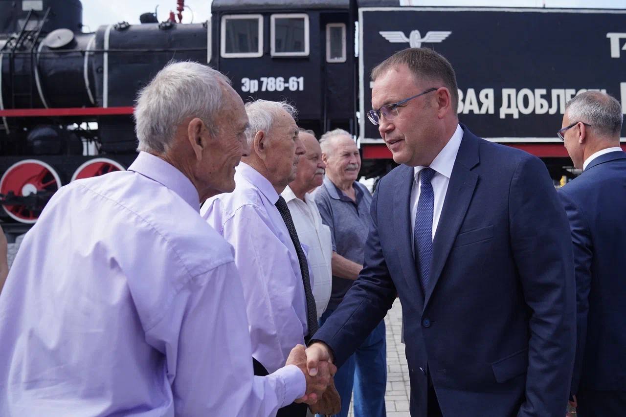 Труженики стальных магистралей: кузбасским железнодорожникам вручили награды в честь профессионального праздника