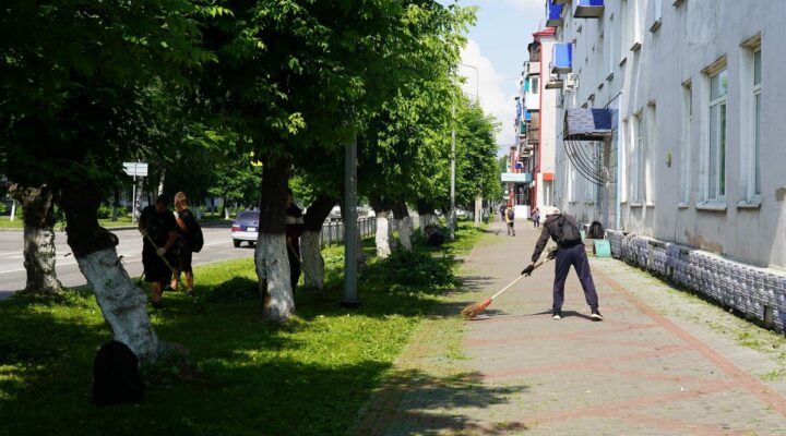 Траву скосили, дом сносят: в муниципалитетах выполняют поручения губернатора Кузбасса после прямого эфира