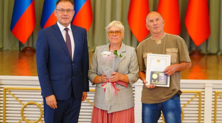 Самые крепкие супружеские пары Кузбасса наградили в День семьи, любви и верности