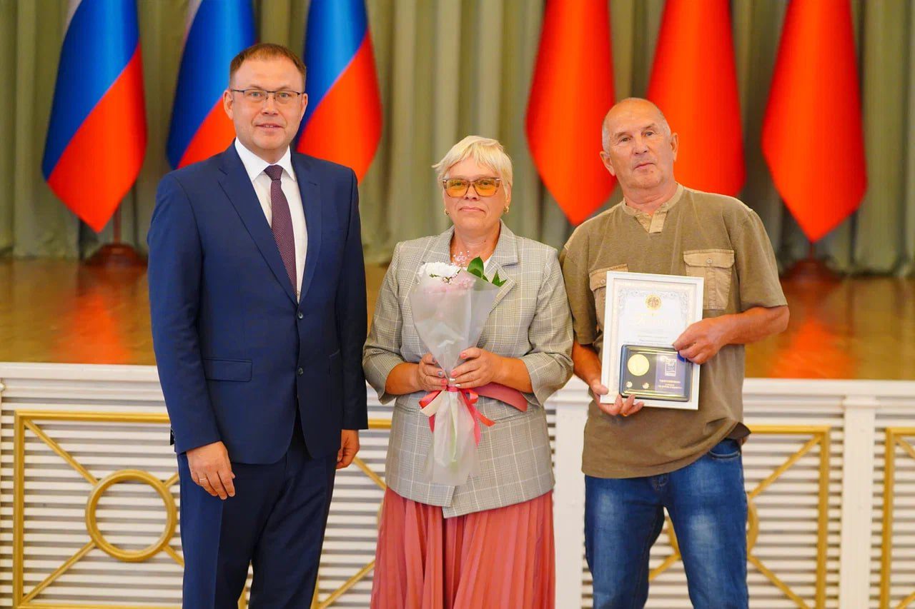 Самые крепкие супружеские пары Кузбасса наградили в День семьи, любви и верности