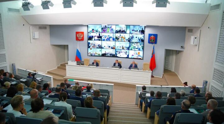 Более 30 тысяч школьников и студентов в Кузбассе нашли работу на лето