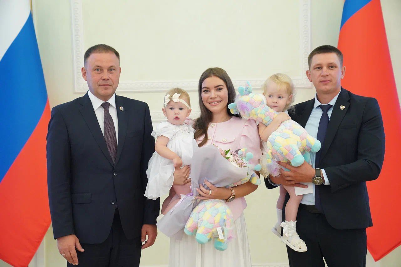 Илья Середюк наградил победителей и финалистов конкурса «Молодая семья Кузбасса»