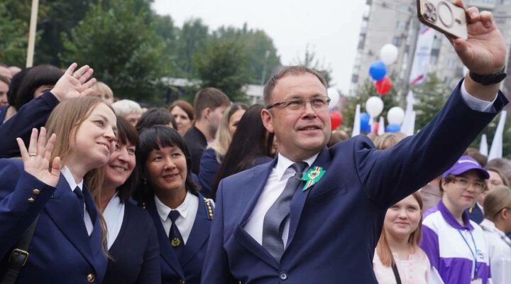 Порядка 7 тысяч человек прошли в шахтерском параде в Новокузнецке