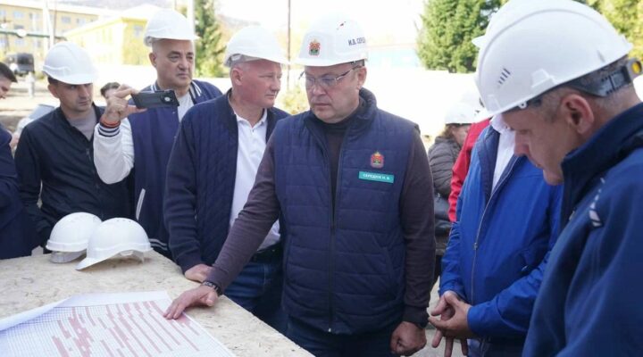 Илья Середюк проинспектировал стройки в Шерегеше
