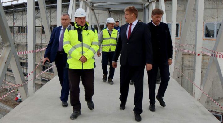 Полпред Анатолий Серышев посетил строящиеся в Новосибирской области объекты науки и здравоохранения