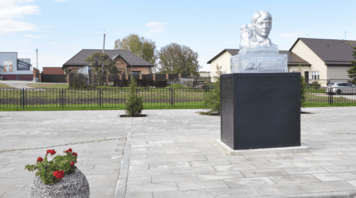 В Гурьевске открыли Сквер Есенина