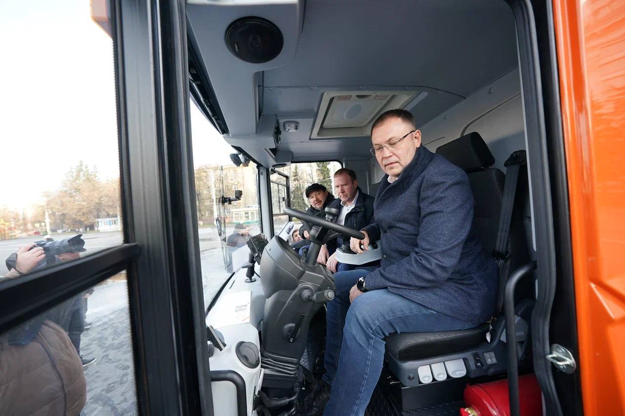 Илья Середюк протестировал созданную в Кузбассе уборочную чудо-машину Илья Середюк протестировал созданную в Кузбассе уборочную чудо-машину