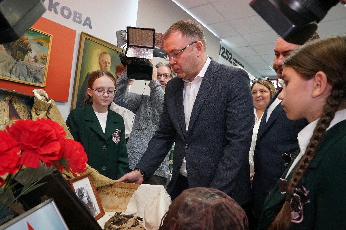 Илья Середюк посетил школьную «Ярмарку возможностей» в Ленинске-Кузнецком Илья Середюк посетил школьную «Ярмарку возможностей» в Ленинске-Кузнецком