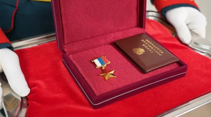 Илья Середюк вручил медаль Героя России вдове погибшего на СВО кузбассовца